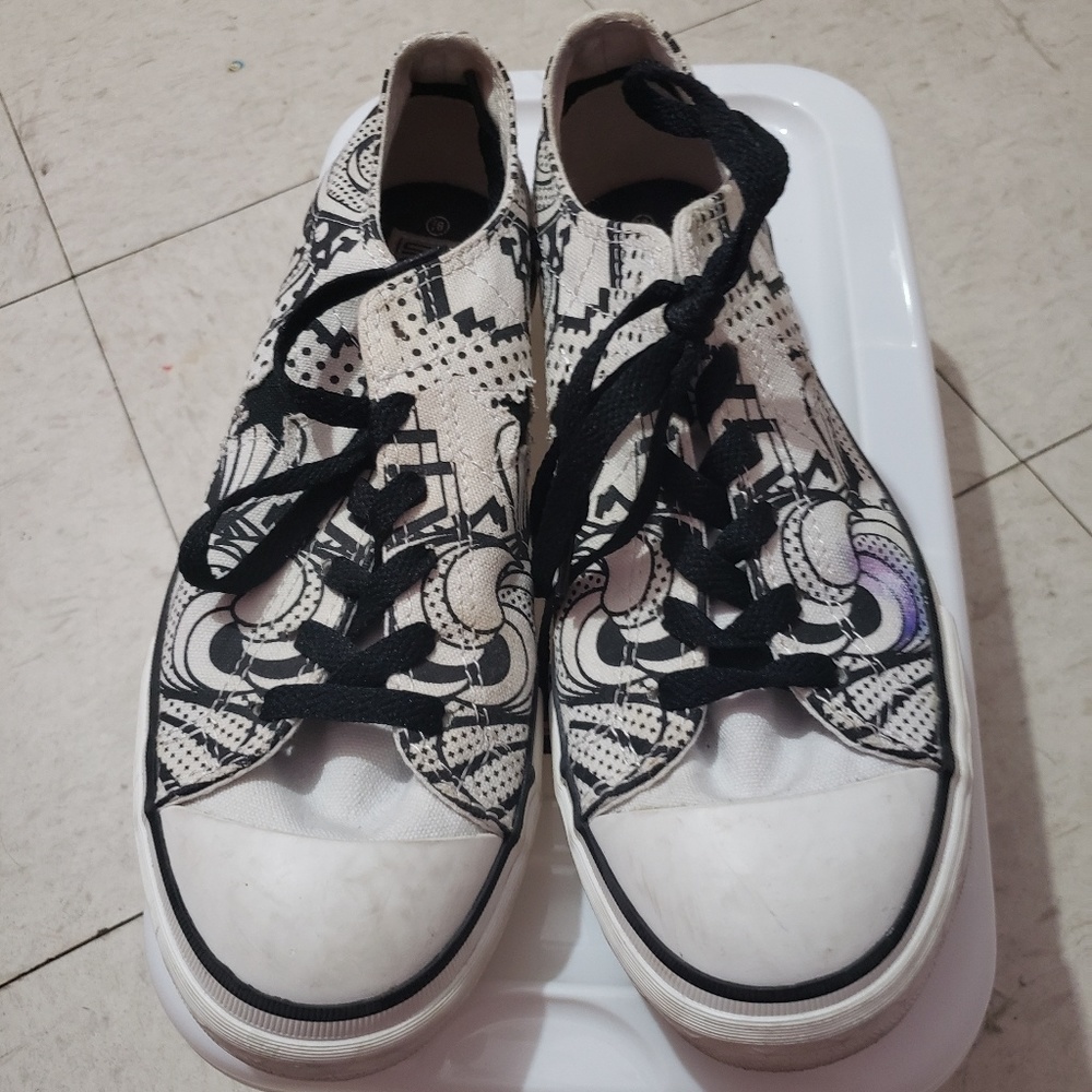 ♡♡USED♡♡ Snazzy Converse